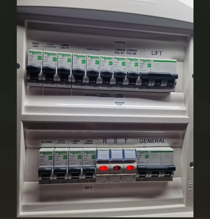 Tablou electric general de bloc cu siguranțe etichetate pentru lift, interfon, lumină pe coloane, senzori de gaz, subsol și general